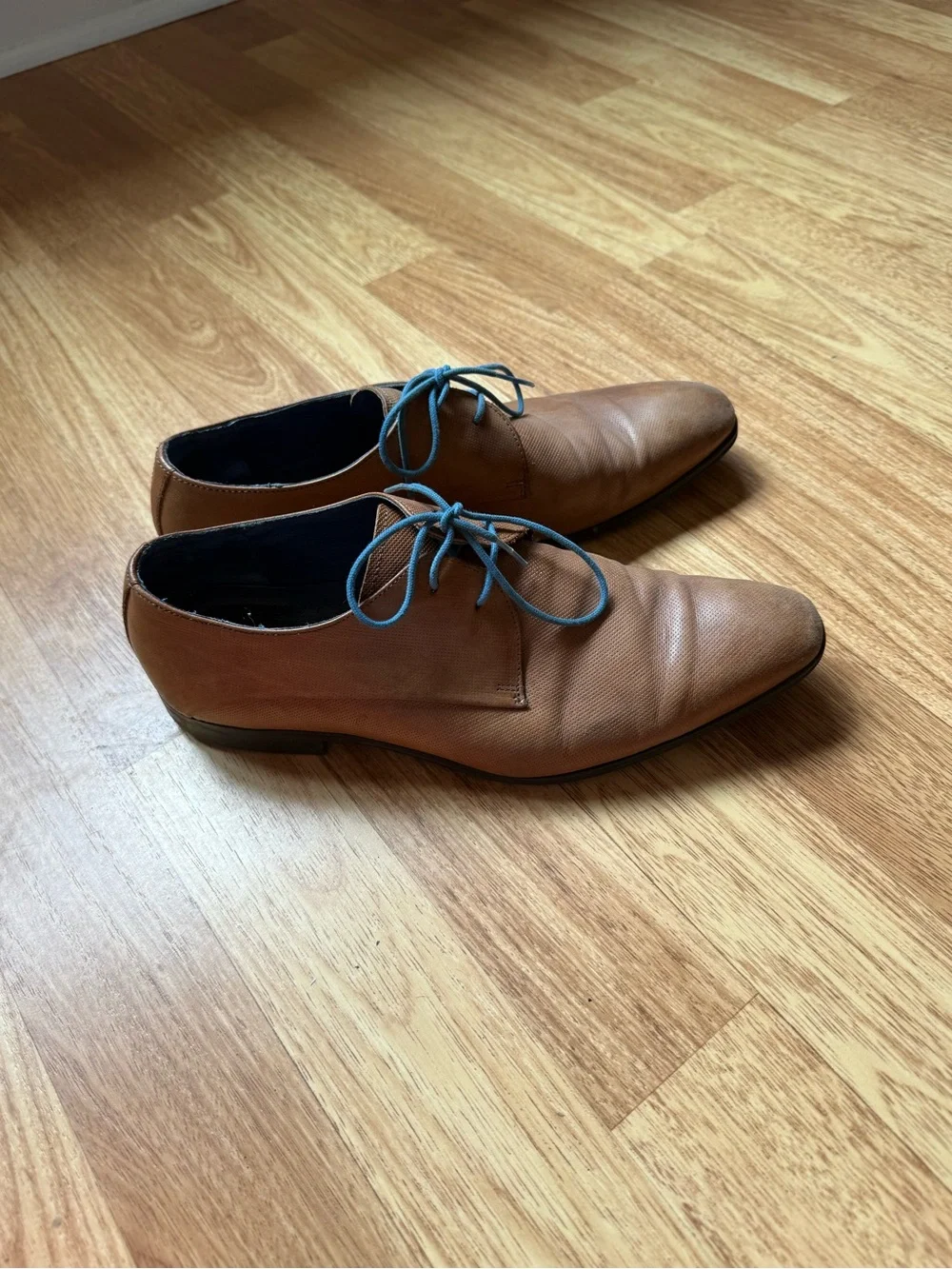 Classic Men’s Brown Leather Derby Shoes with Blue Laces